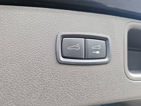 Certified 2019 Porsche Macan S AWD/4WD image 17