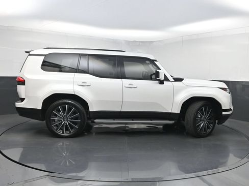 Used 2024 Lexus GX 550 w/ Accessory Package (2T) AWD/4WD image 46