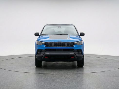 Used 2025 Jeep Compass Trailhawk AWD/4WD image 2