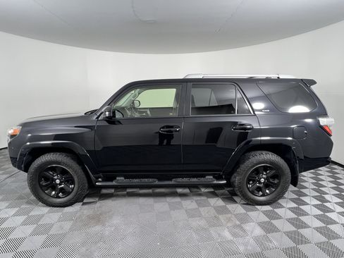 Used 2017 Toyota 4Runner SR5 AWD/4WD image 9