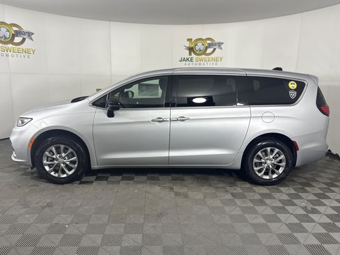 New 2026 Chrysler Pacifica Select image 4