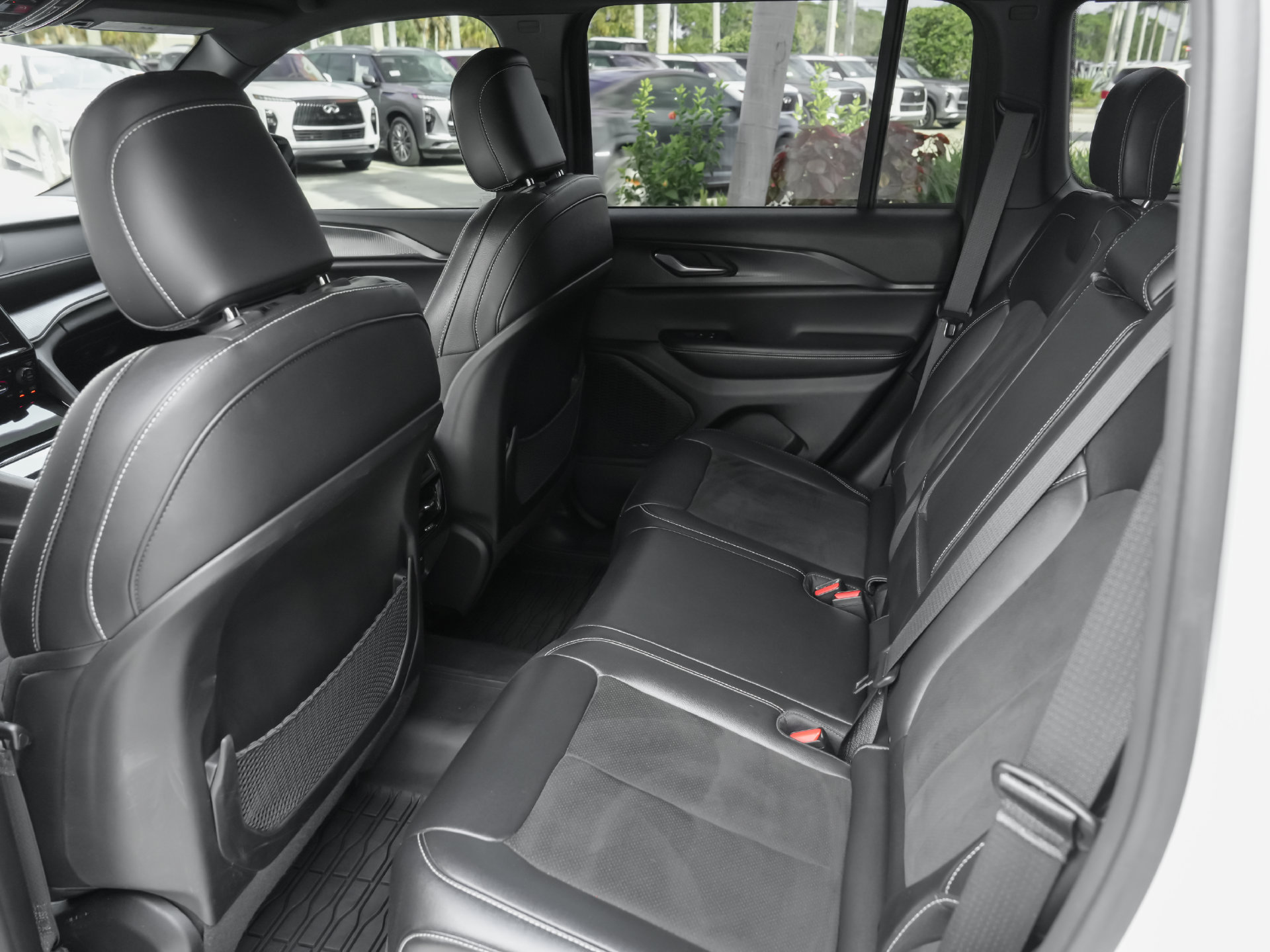 Used 2023 Jeep Grand Cherokee Altitude AWD/4WD image 32