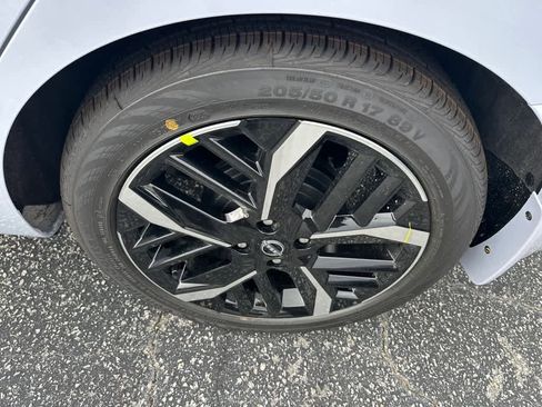 New 2025 Nissan Versa SR w/ Trunk Package image 5