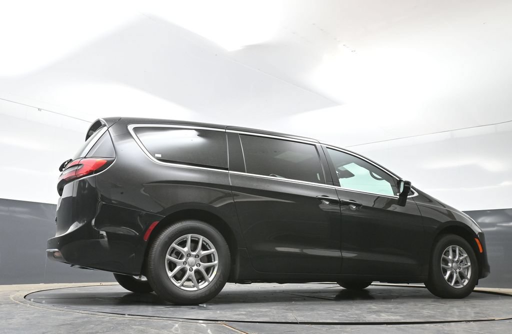 New 2027 Chrysler Pacifica Select w/ Family Tech Group FWD image 39