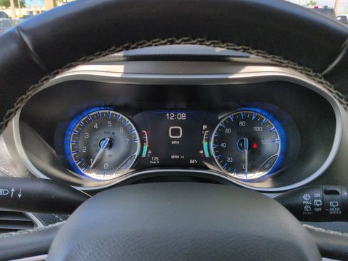 Used 2021 Chrysler Pacifica Touring-L w/ Premium & Safety Sphere Group FWD image 29