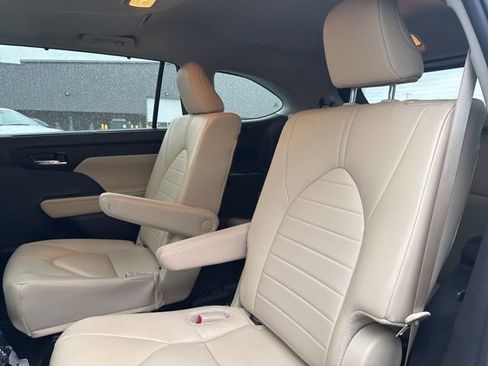 Used 2024 Toyota Highlander XLE image 30