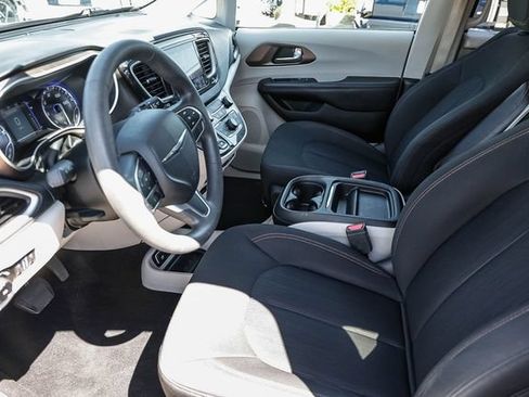 Used 2018 Chrysler Pacifica Touring Plus w/ Tire & Wheel Group FWD image 23