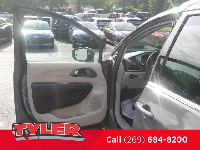Used 2022 Chrysler Pacifica Touring-L FWD image 21