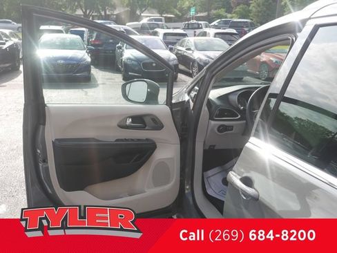 Used 2022 Chrysler Pacifica Touring-L FWD image 21