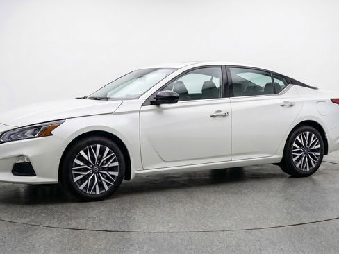 Used 2025 Nissan Altima 2.5 SV FWD image 3