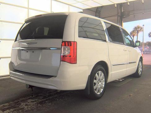 Used 2013 Chrysler Town & Country Touring FWD image 5