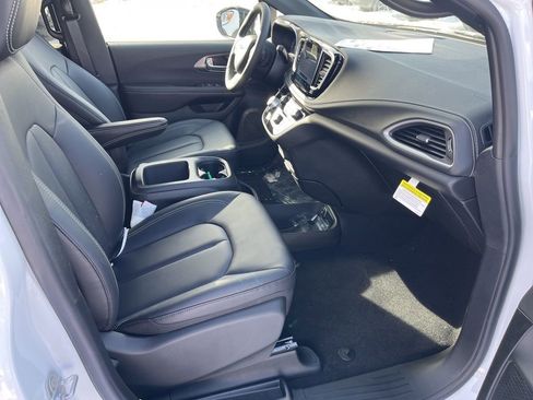 New 2026 Chrysler Pacifica Select image 11