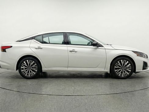Used 2025 Nissan Altima 2.5 SV image 11
