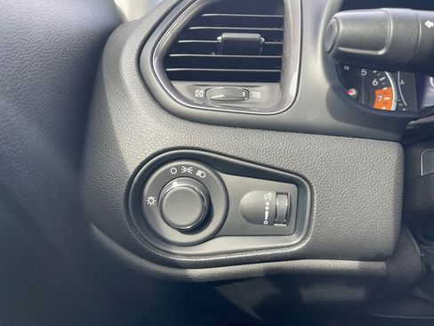 Used 2023 Jeep Renegade Latitude AWD/4WD image 24