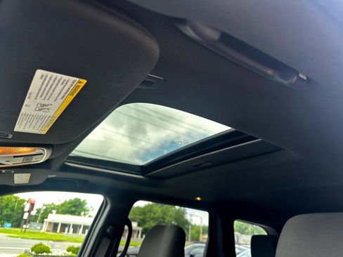 Used 2019 Jeep Grand Cherokee Laredo image 16