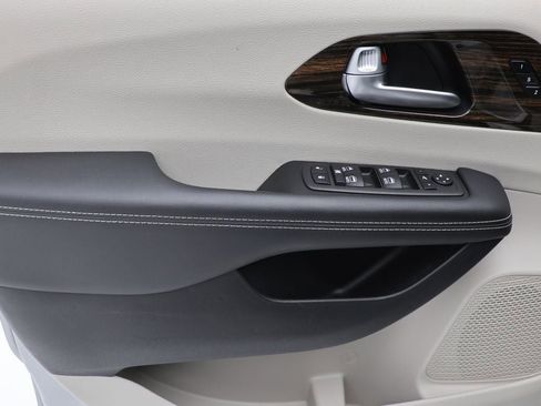 Used 2024 Chrysler Pacifica Limited image 15