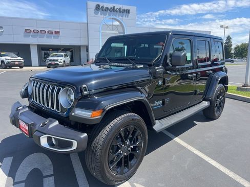 Used 2025 Jeep Wrangler Unlimited Sahara AWD/4WD image 4