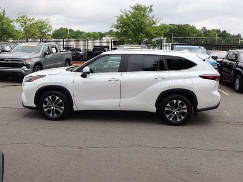 Used 2024 Toyota Highlander XLE AWD/4WD image 7