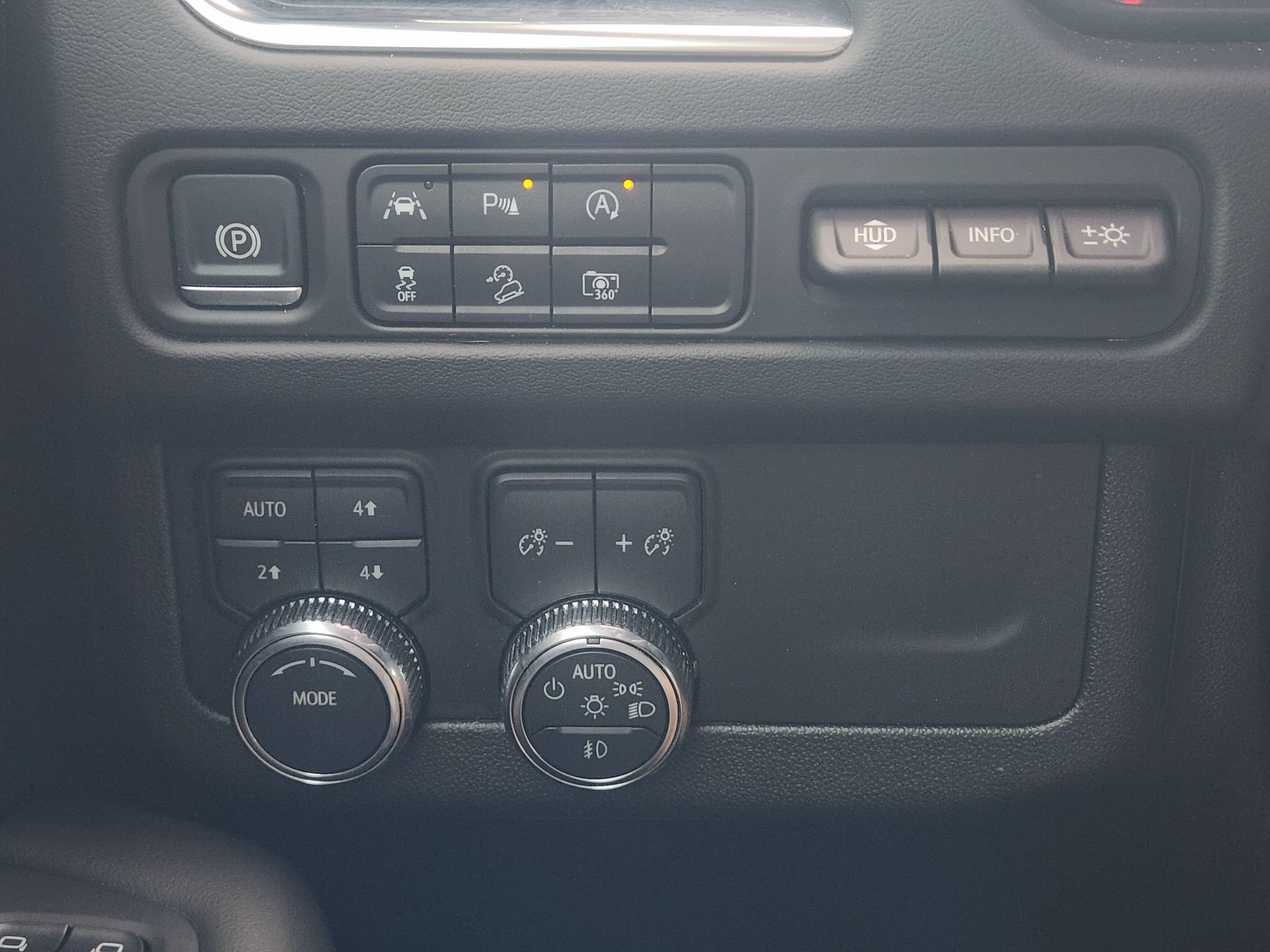 Used 2024 GMC Yukon AT4 w/ Technology Package AWD/4WD image 20