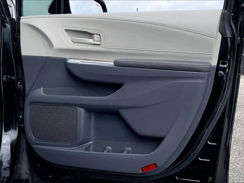 Used 2024 Toyota Sienna LE FWD image 22