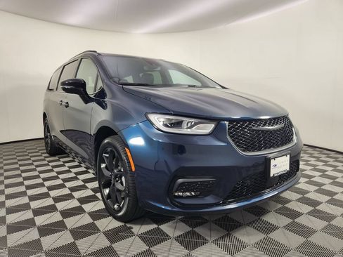 Used 2025 Chrysler Pacifica Limited AWD/4WD image 7