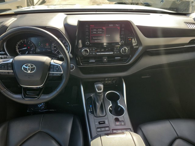 Used 2021 Toyota Highlander XLE AWD/4WD image 19