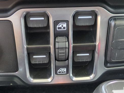 Used 2025 Jeep Wrangler Unlimited Sahara AWD/4WD image 25