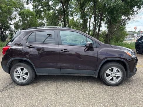 Used 2022 Chevrolet Trax LT w/ LT Convenience Package AWD/4WD image 2