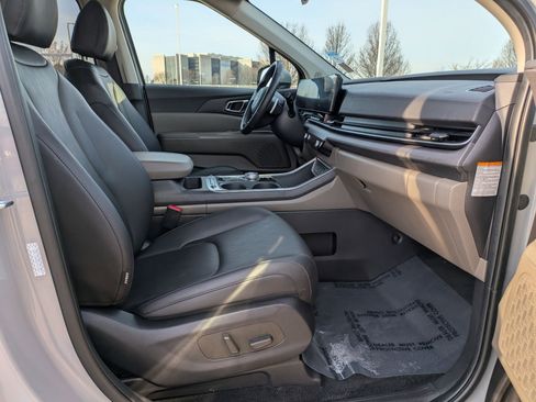 Used 2025 Kia Carnival SX image 30