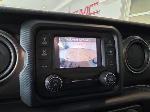 Used 2021 Jeep Gladiator Sport image 17