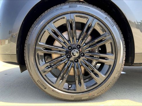 New 2025 Land Rover Range Rover Long Wheelbase SE image 17