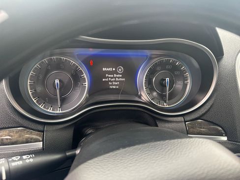 Used 2019 Chrysler 300 Limited AWD/4WD image 28