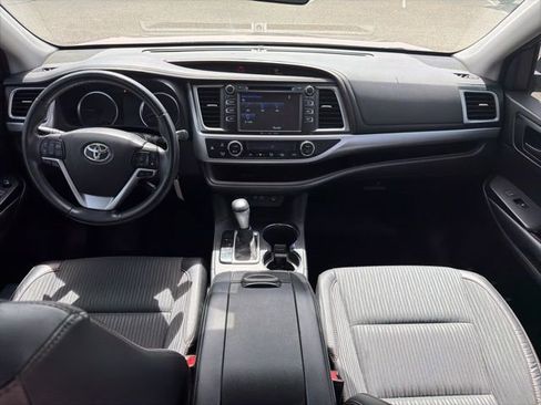 Used 2018 Toyota Highlander Plus FWD image 13