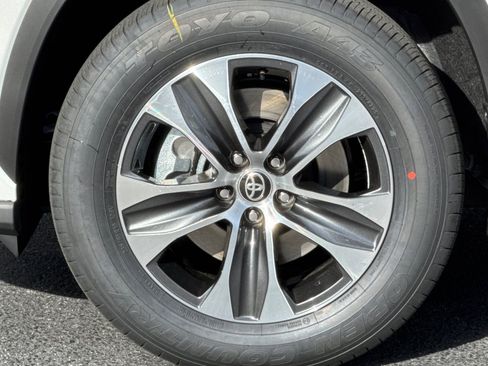 New 2026 Toyota Highlander XLE image 32