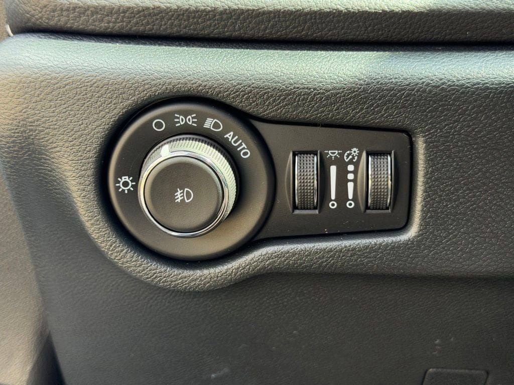New 2026 Chrysler Pacifica Select FWD image 25