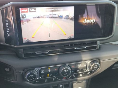 Used 2025 Jeep Gladiator Rubicon AWD/4WD image 17
