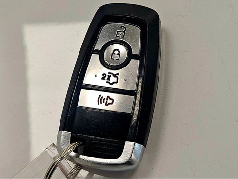 Used 2017 Ford Fusion SE w/ Fusion SE Technology Package image 26