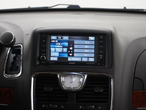 Used 2015 Chrysler Town & Country Touring-L w/ Driver Convenience Group FWD image 16