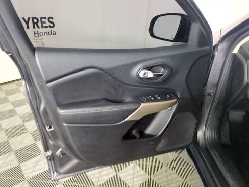 Used 2018 Jeep Cherokee Limited AWD/4WD image 12