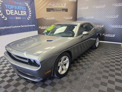 Used 2012 Dodge Challenger SXT RWD image 2