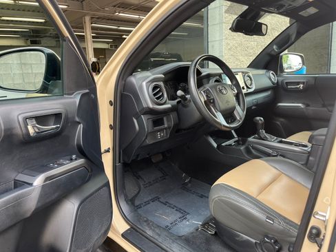 Used 2019 Toyota Tacoma TRD Off-Road w/ Technology Package AWD/4WD image 10