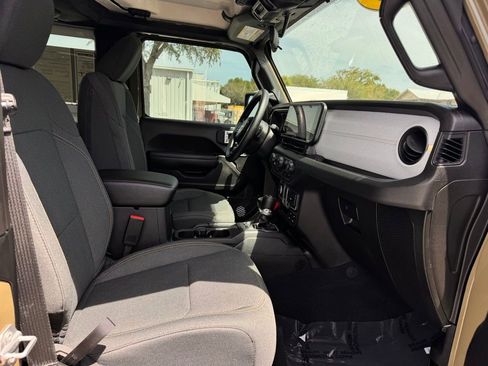 Used 2025 Jeep Wrangler Sport AWD/4WD image 18