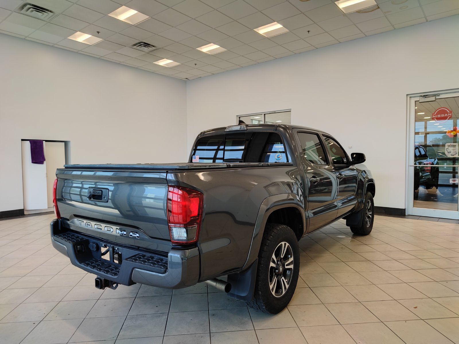 Used 2019 Toyota Tacoma TRD Sport AWD/4WD image 3
