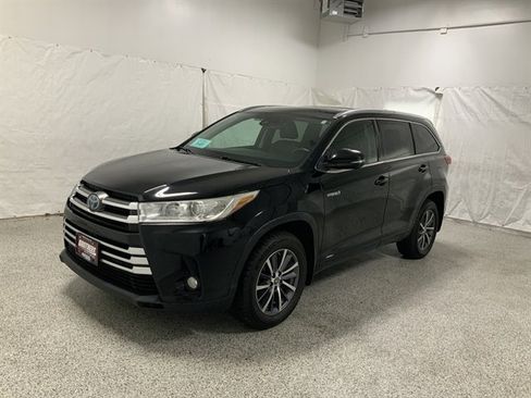 Used 2017 Toyota Highlander XLE image 2