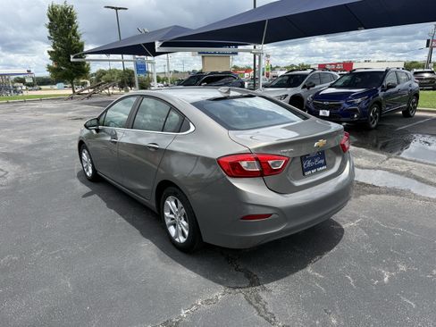 Used 2019 Chevrolet Cruze LT w/ Convenience Package FWD image 10