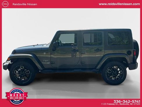 Used 2018 Jeep Wrangler Unlimited Sahara w/ Connectivity Group AWD/4WD image 3