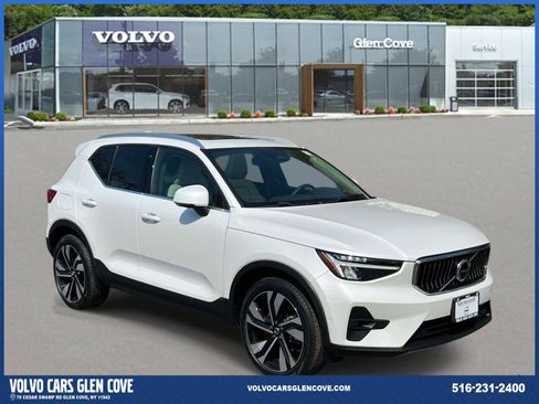 Used 2023 Volvo XC40 B5 Plus w/ Driver Assist Package AWD/4WD image 1