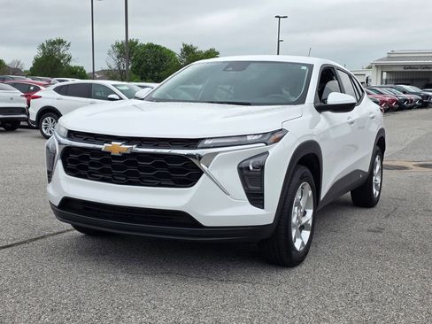 Used 2025 Chevrolet Trax LS w/ LS Convenience Package FWD image 3