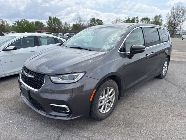 Used 2023 Chrysler Pacifica Touring-L FWD image 2