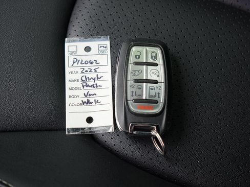 Used 2025 Chrysler Pacifica Select FWD image 33